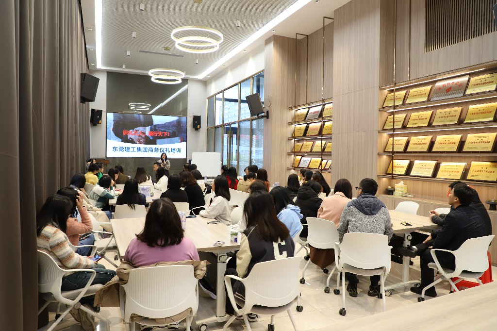 【集團(tuán)動態(tài)】形象提升，禮儀先行丨集團(tuán)開展“三八婦女節(jié)”商務(wù)禮儀培訓(xùn)活動(圖4)