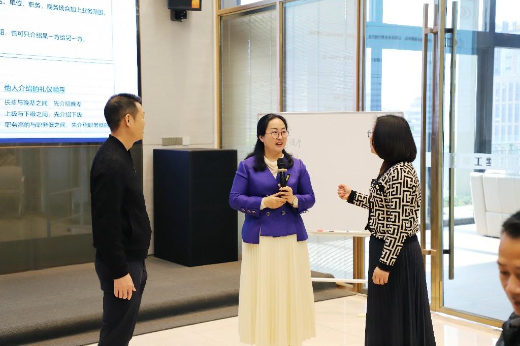 【集團(tuán)動態(tài)】形象提升，禮儀先行丨集團(tuán)開展“三八婦女節(jié)”商務(wù)禮儀培訓(xùn)活動(圖11)